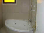limassol_luxury_apartment_bathroom.jpg (7865 bytes)