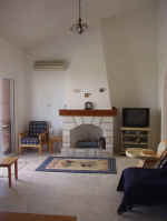 villa_cyprus_paphos_samantha_lounge.jpg (15862 bytes)